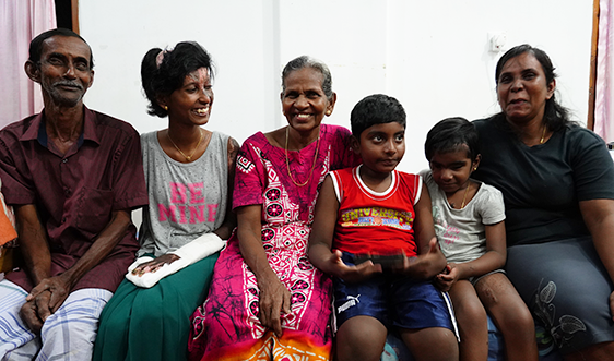 et2104 image3 Sri Lankan Family